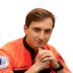 Mgr Maciej Romaniuk, ratownik medyczny.png